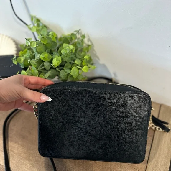 Michael Kors Black Crossbody Bag with Sleek Design - Picture 3 of 5